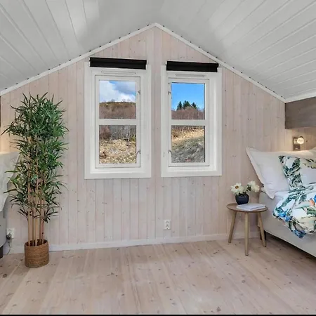 Oceanview Sleeps 6 - Sauna - Private Terrace Straumsjoen